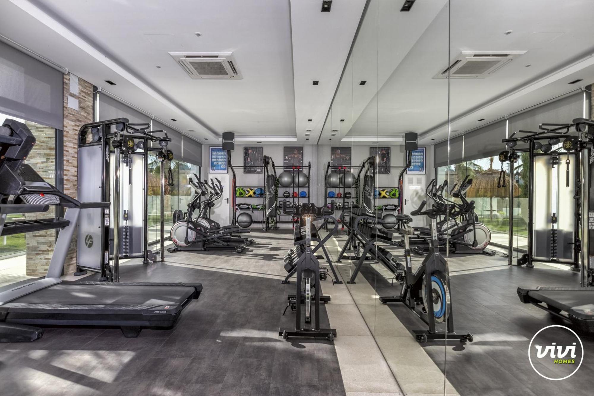 Zoey - Pool, Gym, Terrace & Golf *