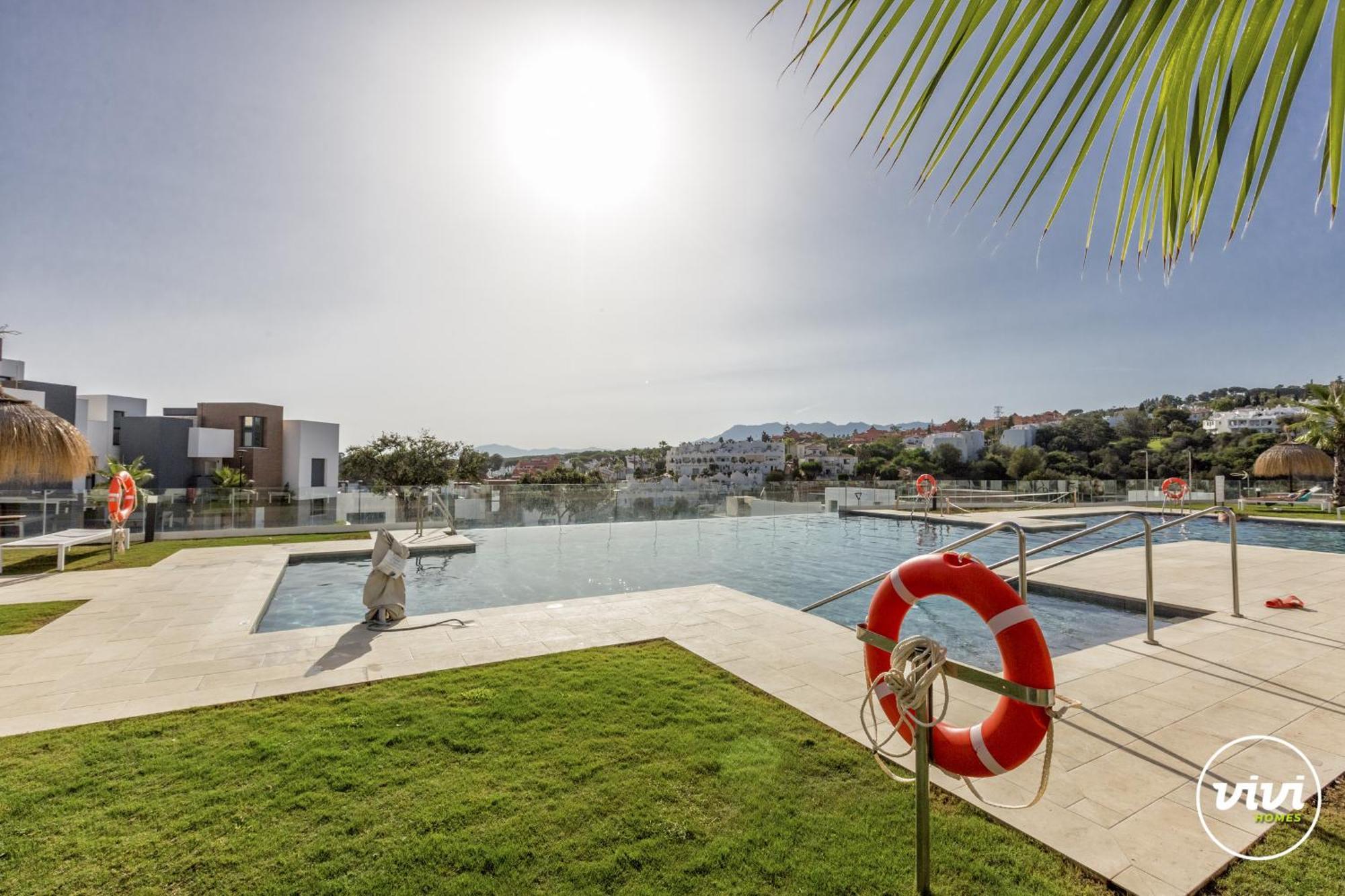 Zoey - Pool, Gym, Terrace & Golf Holiday home *