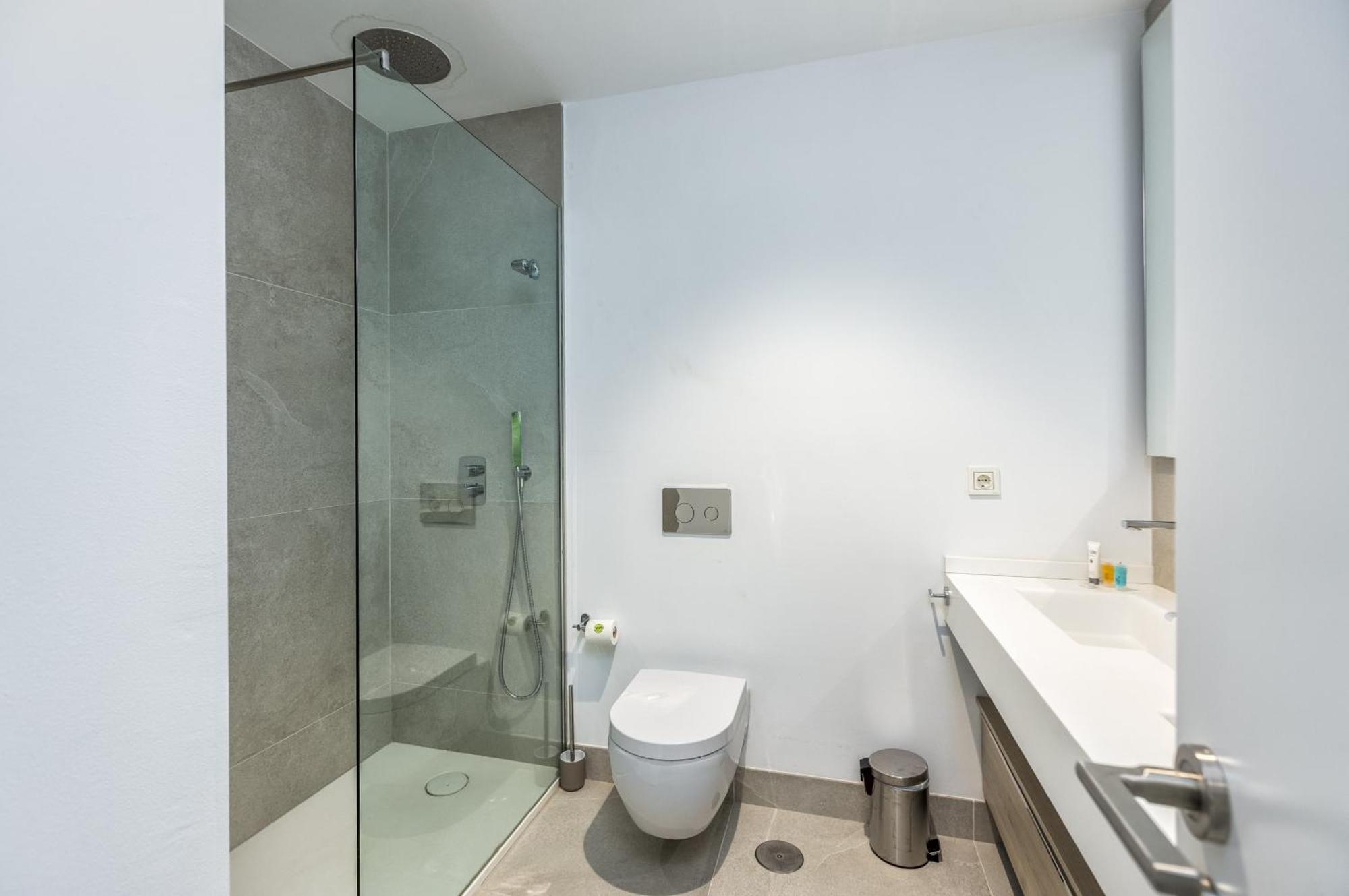 Zoey - Pool, Gym, Terrace & Golf Holiday home *