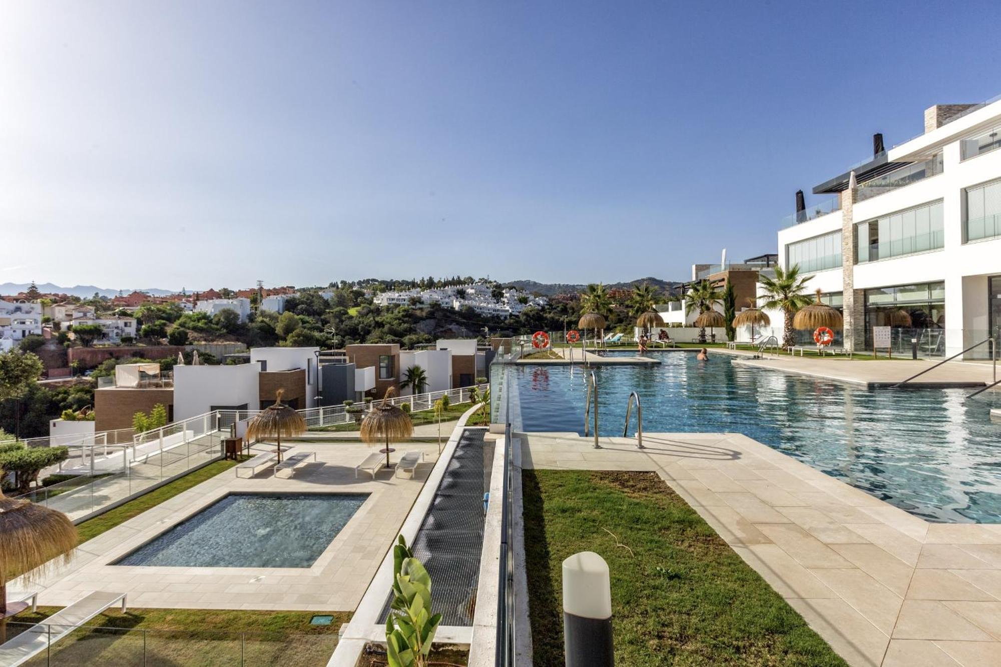 Zoey - Pool, Gym, Terrace & Golf Holiday home Marbella